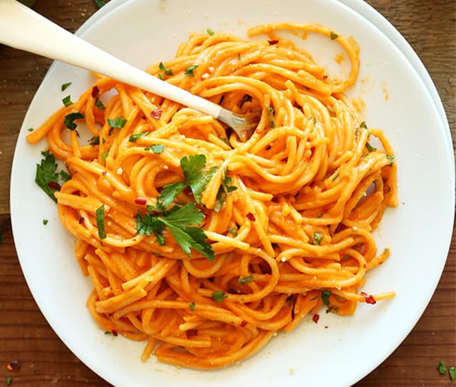 Bowl full of vegan roasted red pepper pasta